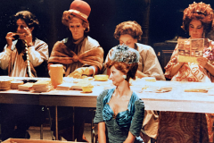 «Les Belles-soeurs», premier plan: Pierrette Robitaille. Louisette Dussault, Angèle Coutu, Micheline Bernard, Nicole Leblanc, 1984. Photo: Guy Caufoppé.