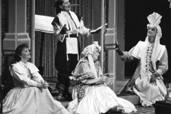 «Les femmes savantes», Lisette St-Gelais, Ghyslaine Vincent, Yves Jacques, Elisabeth Chouvalidzé derrière, 1986. Photo: Léopold Rousseau
