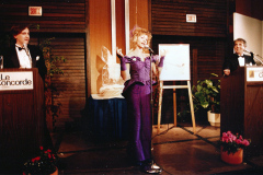 1986. Marie-Christine Perreault, entourée de Yves Jacques et Jean Besré, présente son oeuvre créée pour la soirée encan.