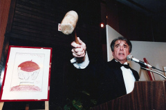 1986 .Jean Besré adjugeant un tableau qui évoque Jean-Marie Lemieux dans «Charbonneau et le chef».