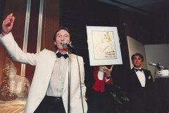 1986 . François Tassé présente son oeuvre créée pour la soirée encan.