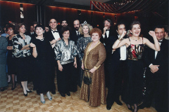 Une partie de la foule présente à la soirée encan. On reconnaît notamment Monique Miller, Jean-René Ouellet, Nicole Leblanc, Andrée Lachapelle, Denise Proulx.