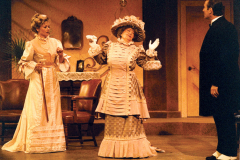 «Tailleur pour dames», Marie-Christine Perreault, Gisèle Schmidt, François Tassé, 1988. Photo: Léopold Rousseau