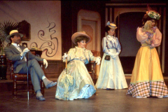 «Tailleur pour dames», Jacques Lessard, Lisette St-Gelais, Ghyslaine Vincent, Guylaine Tremblay, 1988. Photo: Luce Pelletier