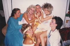 «Les voisins». En loge et en belle folie : Guylaine Tremblay, Micheline Bernard, Geneviève Lagacé, Frédérike Bédard, Louis-Georges Girard, Céline Bonnier, 1988
