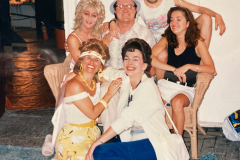 «Les voisins». En loge et en belle folie : Guylaine Tremblay, Micheline Bernard, Frédérike Bédard, Jean-Jacqui Boutet, Nathalie Boulay, Céline Bonnier, 1988 (photo: Genevière Lagacé)