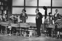 «Topaze», Albert Millaire et la classe des enfants, 1989 (photo: Léopold Rousseau)