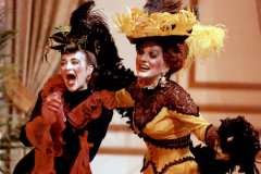 «Cent millions qui tombent», Lorraine Côté,  Marie-Thérèse Fortin, 1992 (photo : Léopold Rousseau)